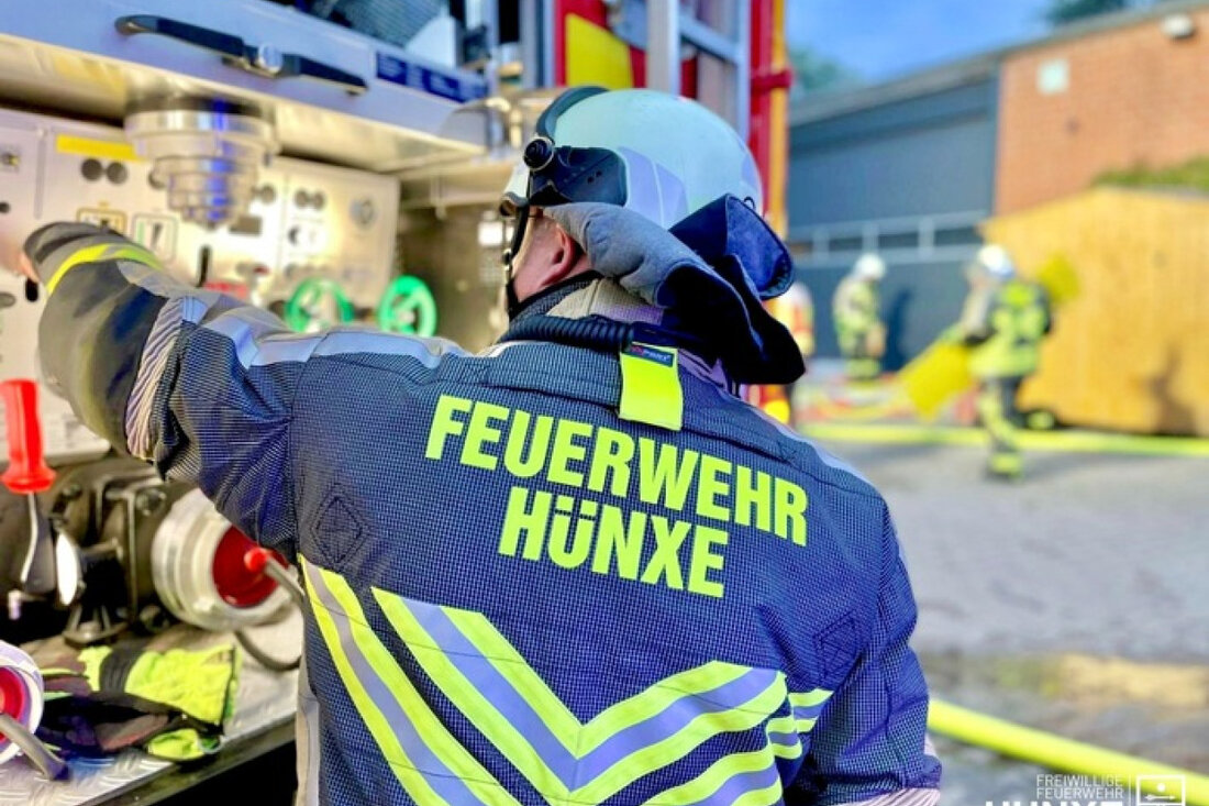 Am 21. Mai 2025 wurden die Feuerwehren Hünxe und Drevenack zu einem Heuballenbrand in einer Scheune gerufen. Anwohner reagierten vorbildlich.