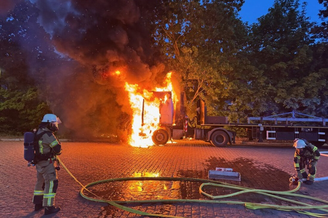 Am 22. Mai 2025 kämpfte die Feuerwehr Bremerhaven erfolgreich gegen einen LKW-Brand in der Bismarckstraße. Keine Verletzten.