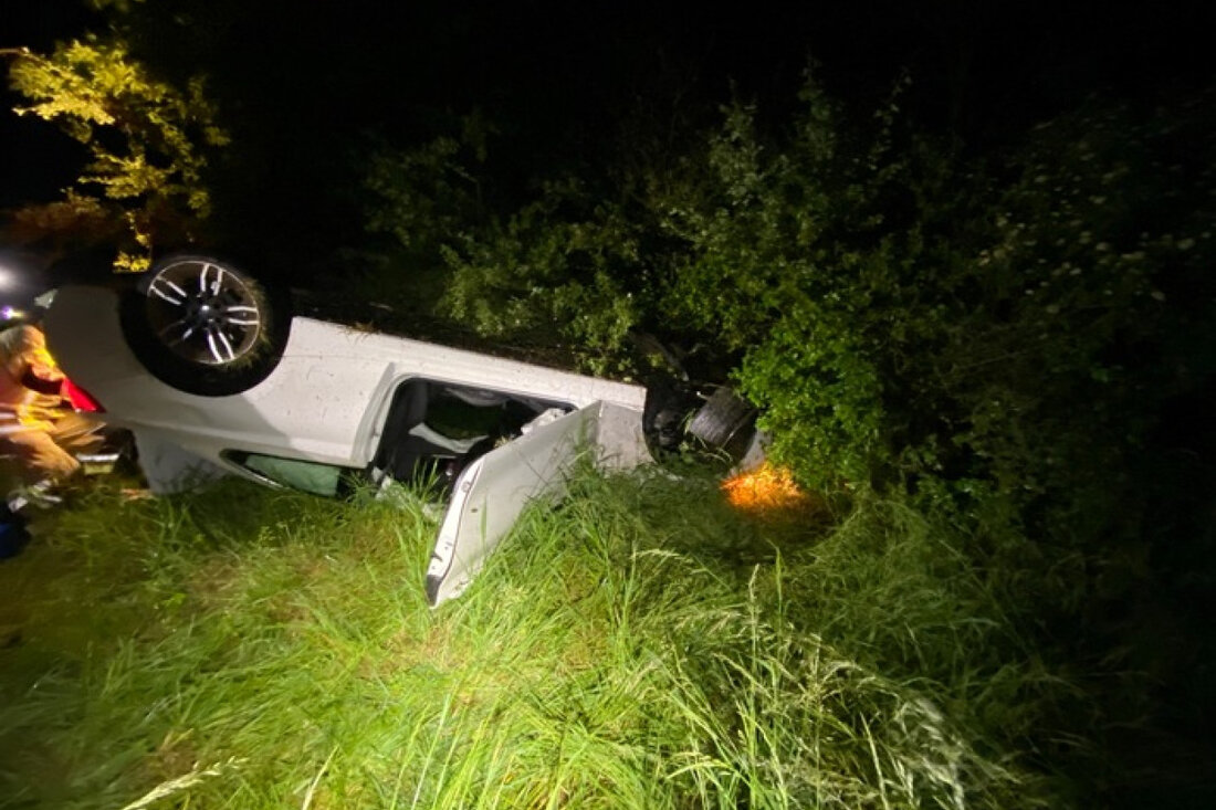 Ein 28-jähriger Autofahrer erlitt in der Nacht auf Donnerstag schwerste Verletzungen nach einem Überschlag auf der L 395.