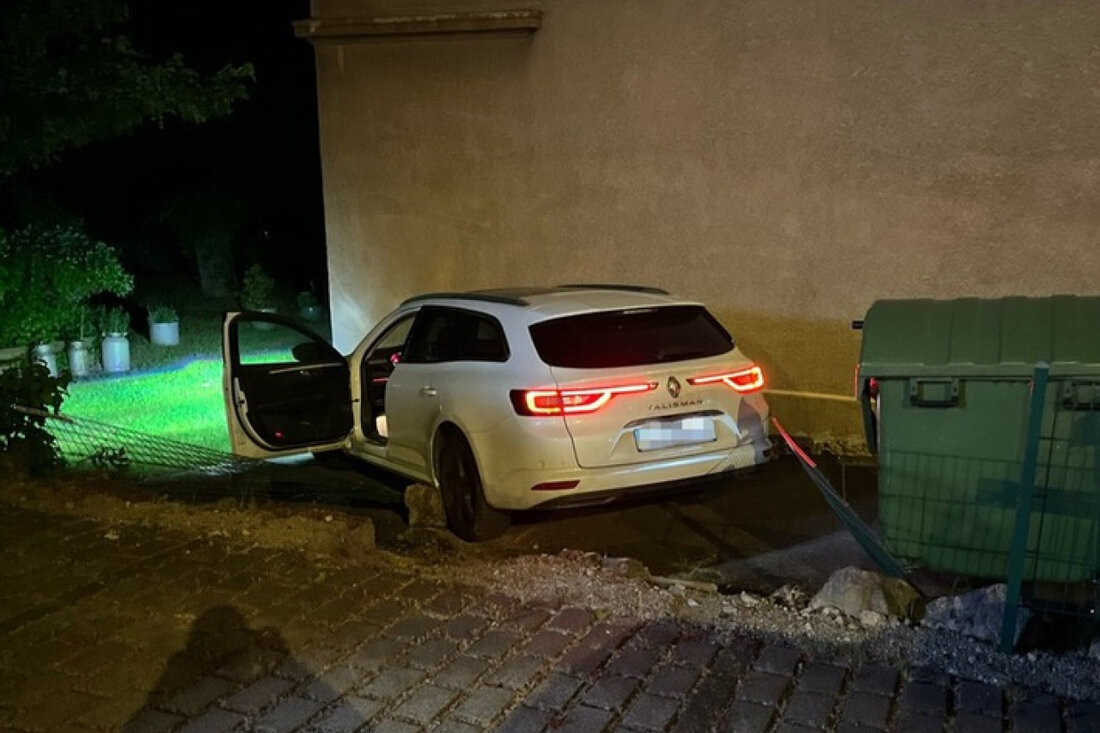 Ein 26-Jähriger ohne Fahrerlaubnis verlor die Kontrolle über sein Auto und prallte gegen eine Hauswand in Hagen am 21. Mai 2025.