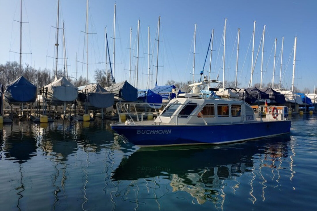 Zollbeamte enthüllen bei Hafenprüfung in Langenargen einen Schmuggelfall aus 2016, als ein Segelboot unerlaubt über den Bodensee kam.