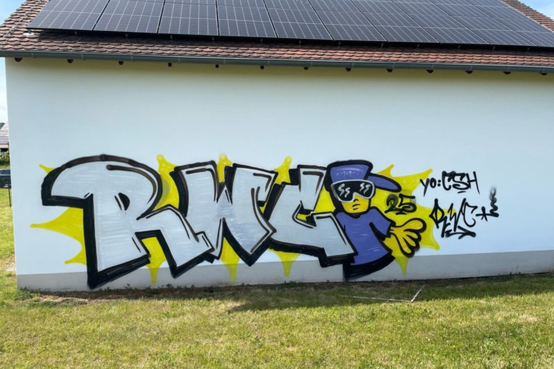 Unbekannte haben ein Gebäude in Serba mit Graffiti beschmiert. Der Sachschaden wird auf vierstellige Summe geschätzt.