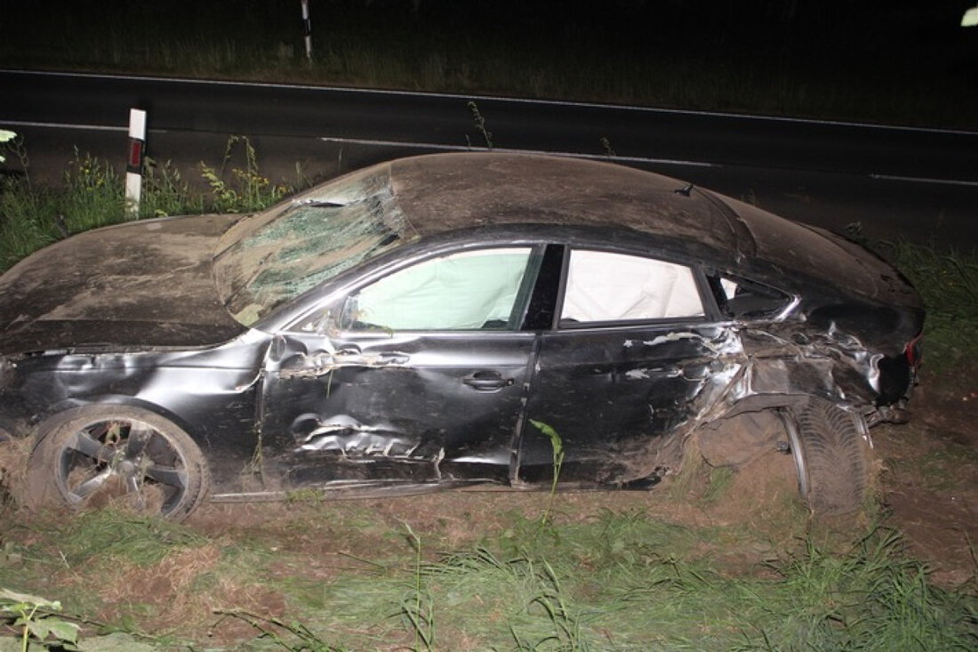19-jähriger Autofahrer verletzt sich leicht bei Alleinunfall auf der Nimweger Straße in Kleve; Verdacht auf Alkohol am Steuer.