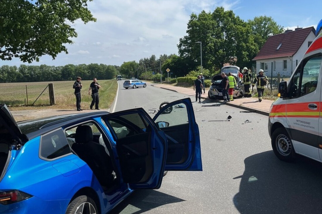 Bei einem Verkehrsunfall in Hagenow-Heide wurden fünf Personen verletzt, darunter eine Fußgängerin. Die Polizei ermittelt zur Unfallursache.