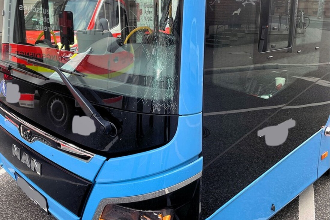 Ein 18-jähriges Mädchen wurde in der Logenstraße von einem Bus erfasst, während sie die Straße überqueren wollte. Sie verletzte sich und wurde ins Krankenhaus gebracht.