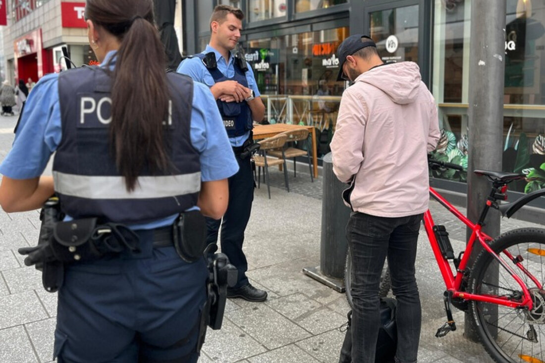 Am 21.05.2025 kontrollierte die Polizei Koblenz gemeinsam mit dem Ordnungsamt Radfahrer in der Fußgängerzone, um gefährliche Situationen zu vermeiden.