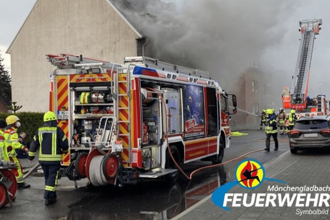 Die Feuerwehr Mönchengladbach rückte heute Vormittag zu einem Brand auf dem Dach einer Schulturnhalle aus. Eine Person wurde verletzt.