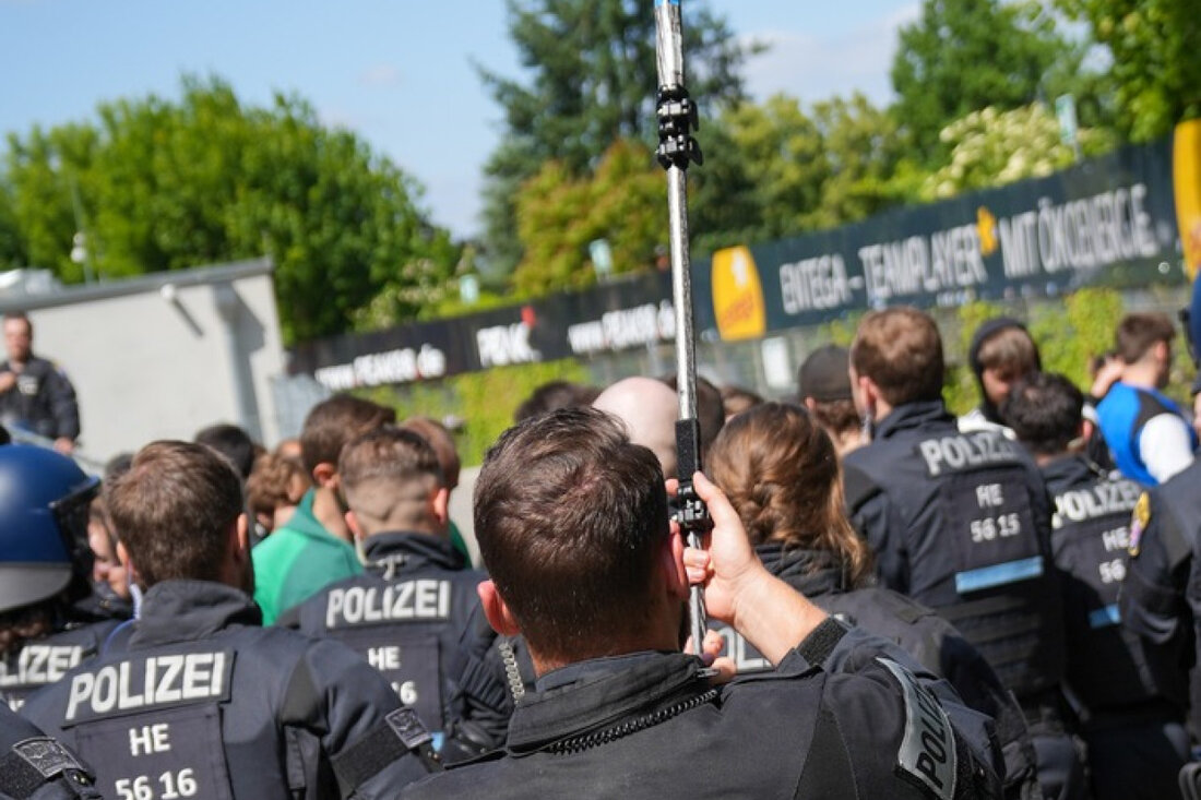 Am 22.05. übt die Polizei im Merck-Stadion in Darmstadt für drohende Ernstfälle und testet Sicherheitsmaßnahmen bei Fußballspielen.