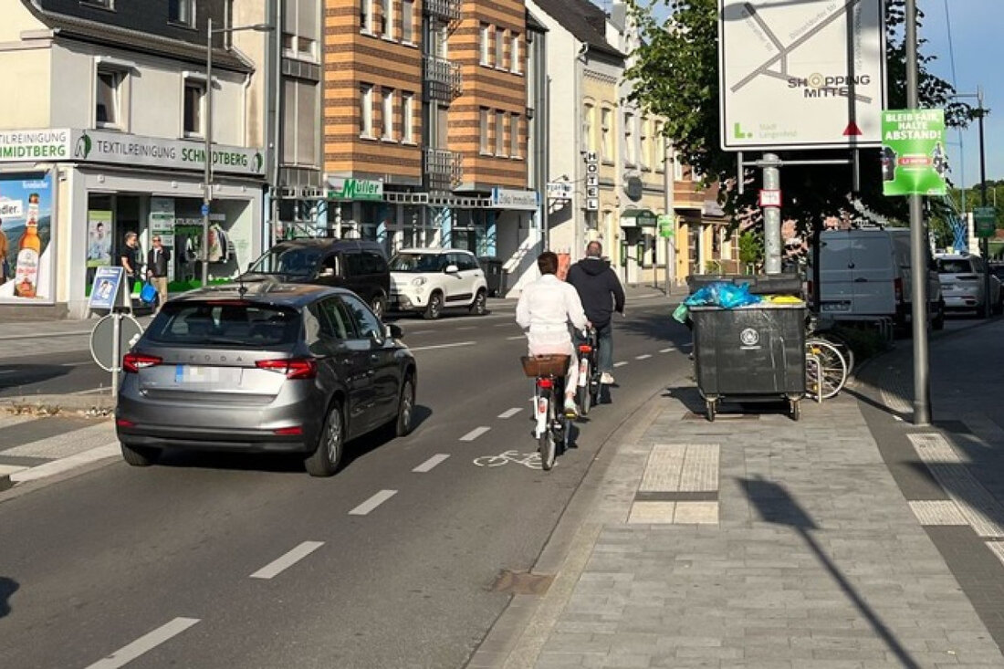 Die Polizei Mettmann kontrollierte den Seitenabstand beim Überholen von Radfahrenden in Langenfeld, um für mehr Sicherheit zu sorgen.