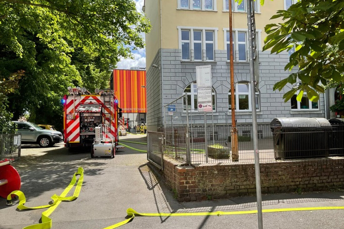 Am 22. Mai 2025 löste ein Brandmelder in einer Schule in Gladbeck-Mitte aus. Die Feuerwehr kämpfte gegen einen Mülleimerbrand.