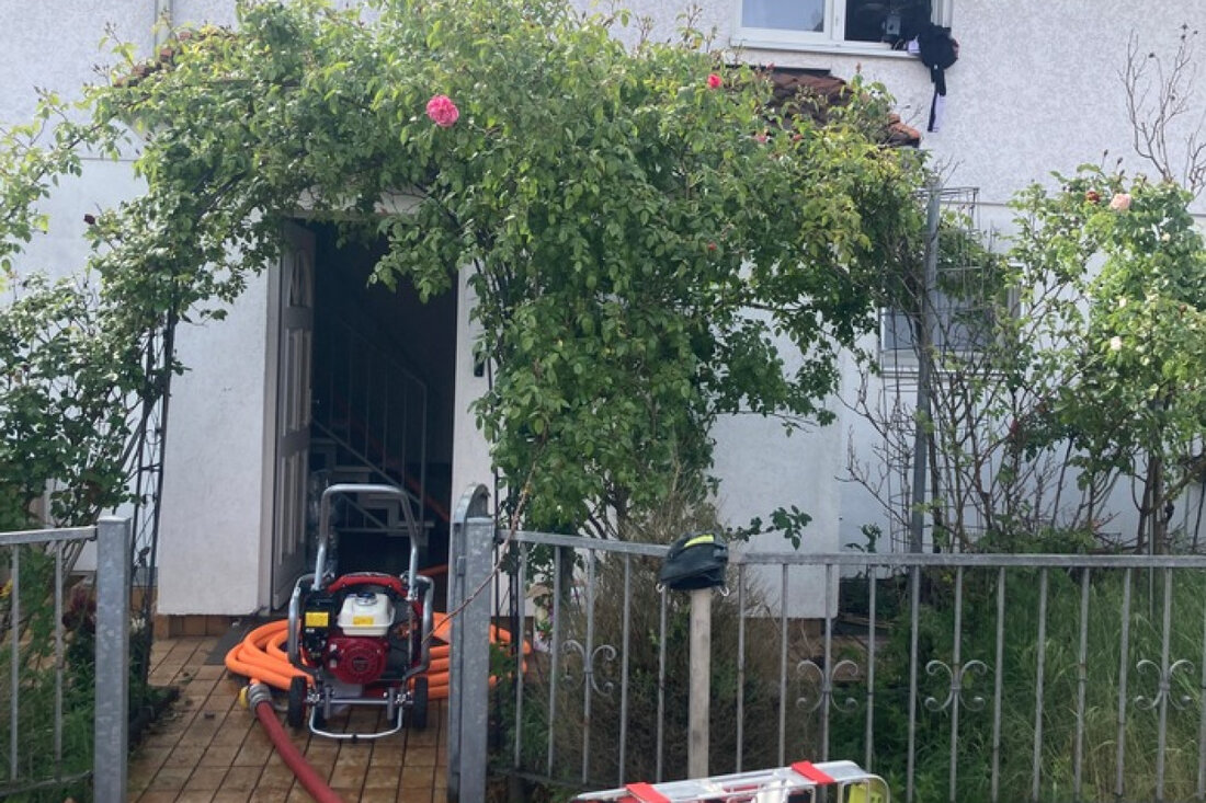Am 22. Mai 2025 konnte die Feuerwehr Uetersen einen Dachstuhlbrand verhindern, nachdem ein Zimmerbrand ausbrach. 30 Einsatzkräfte waren vor Ort und retteten 6 Personen.