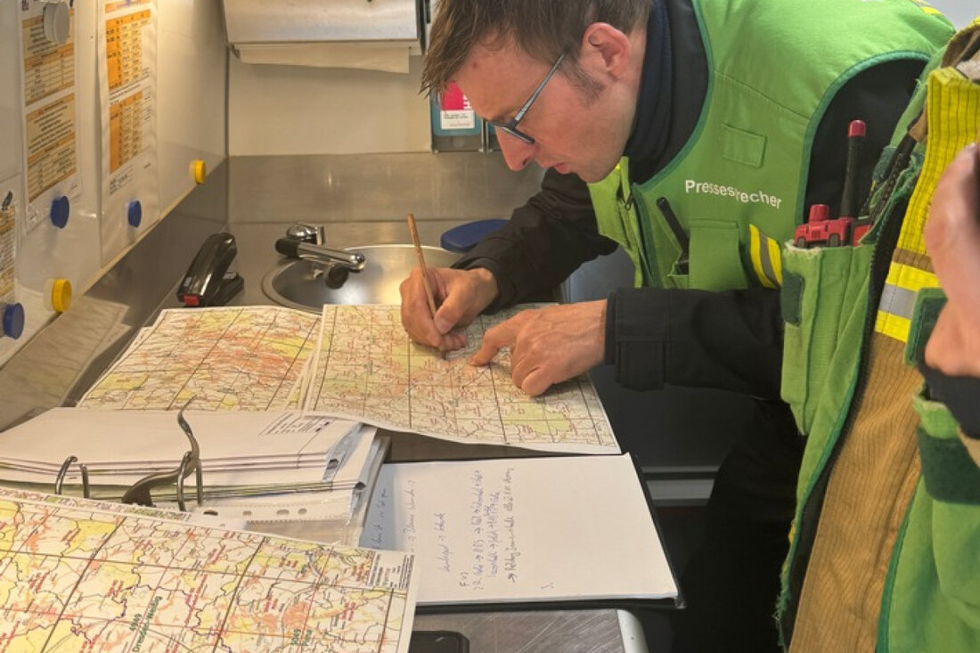 Feuerwehr Dresden meldet: Brand in Recyclingunternehmen unter Kontrolle, jedoch erhebliche Gebäudeschäden. Einsatz von THW geplant.