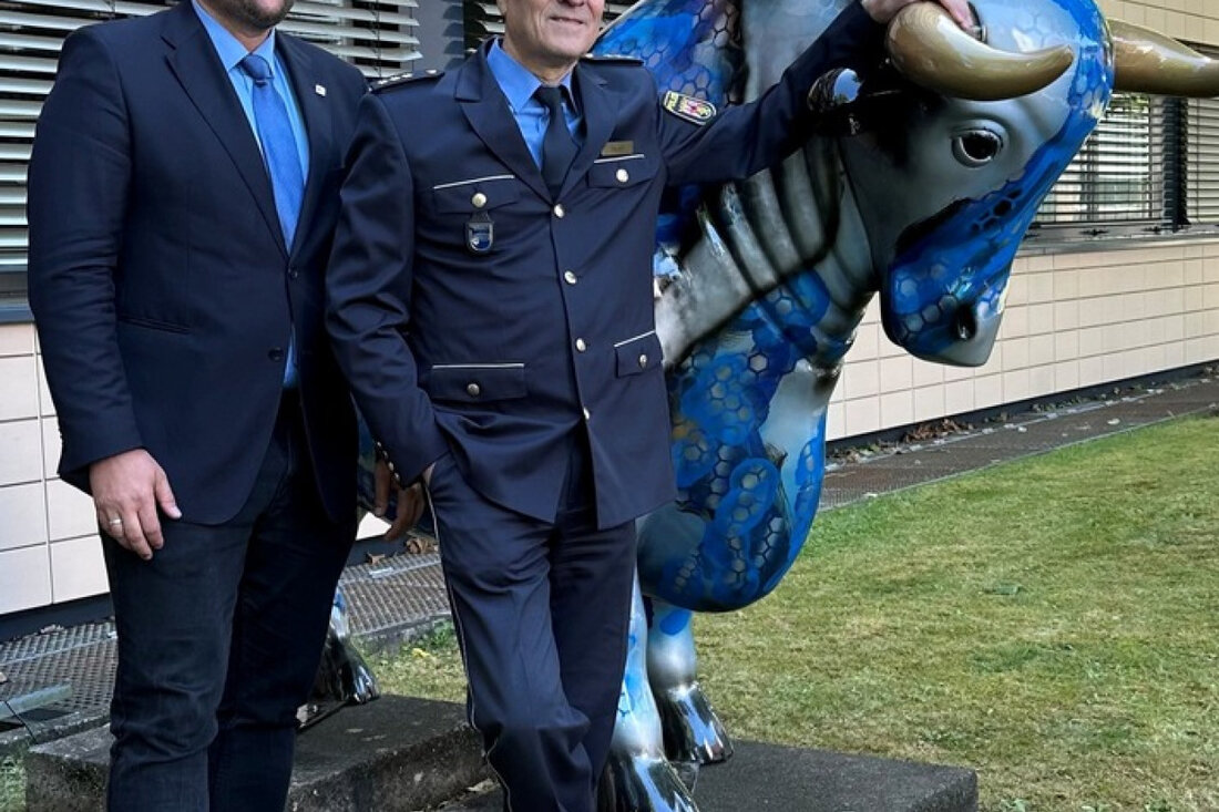 Die Polizeidirektion Pirmasens enthüllte am 22. Mai einen silber-blauen Stier als Symbol der Gemeinschaft, initiiert von Stefan Bauer.