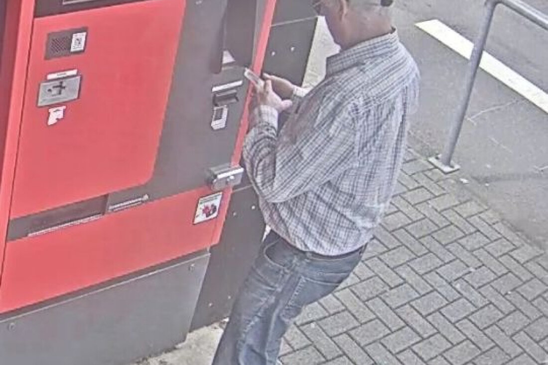 In Saarbrücken injizierte ein Unbekannter ätzende Flüssigkeit in Parkautomaten, was zu Sachschäden und Verletzungen führte. Öffentlichkeitsfahndung läuft.
