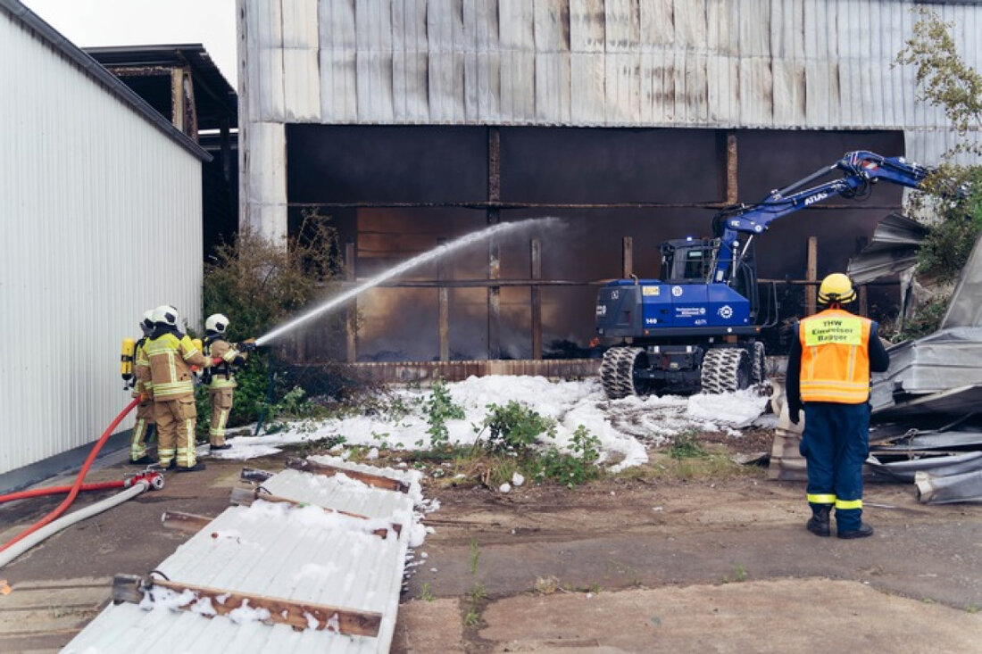 Gegen 14:00 Uhr informiert die Feuerwehr Dresden über den Brand in einem Recyclingunternehmen in Großzschachwitz. Rauchbelastung sinkt, Ermittlungen laufen.