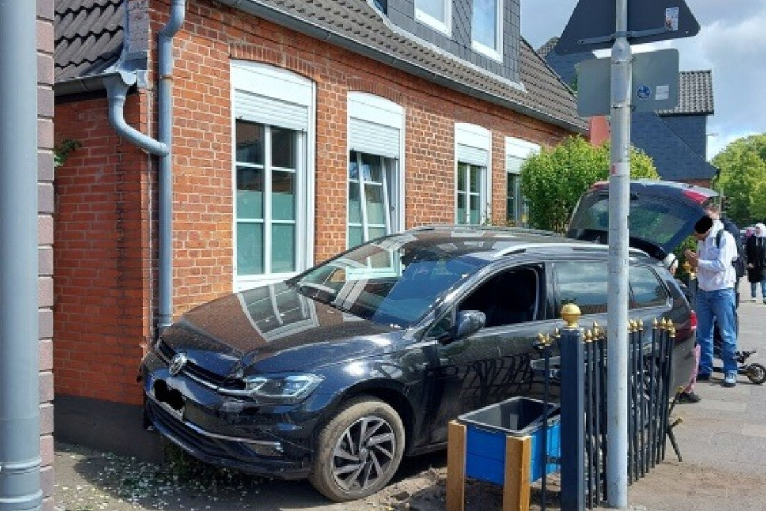Am 25. Mai 2023 fuhr ein PKW in Gettorf in die Wand eines Einfamilienhauses. Polizei sucht Zeugen zum Unfallhergang.