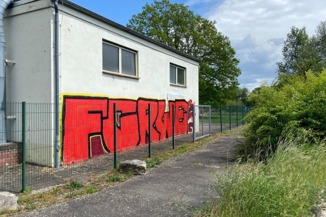 Unbekannte haben in Nordhausen Graffiti hinterlassen. Polizei sucht Zeugen, die Hinweise zu den Tätern geben können.