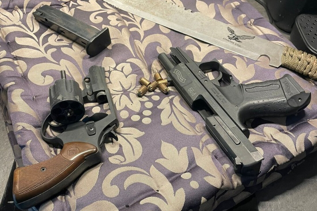 Zollkontrolle in Niederkassel: Machete, Schreckschusswaffen, illegale Potenzmittel und unversteuerte Zigaretten in Sonnenstudio entdeckt.