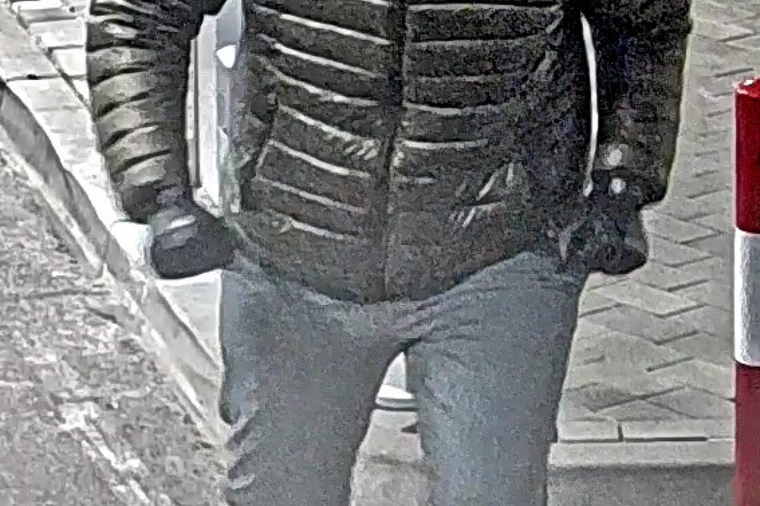 Die Polizei Hamburg fahndet öffentlich nach zwei Tätern, die einen 49-Jährigen in Neustadt schwer verletzt und beraubt haben. Hinweise erbeten.