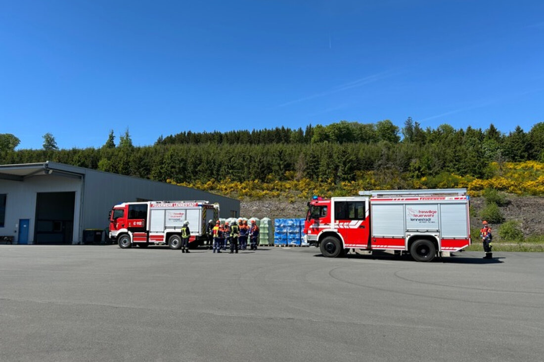 Die Jugendfeuerwehr Lennestadt übte am 10. Mai 2025 in Oedingen einen realistischen Brandeinsatz mit Menschenrettung.