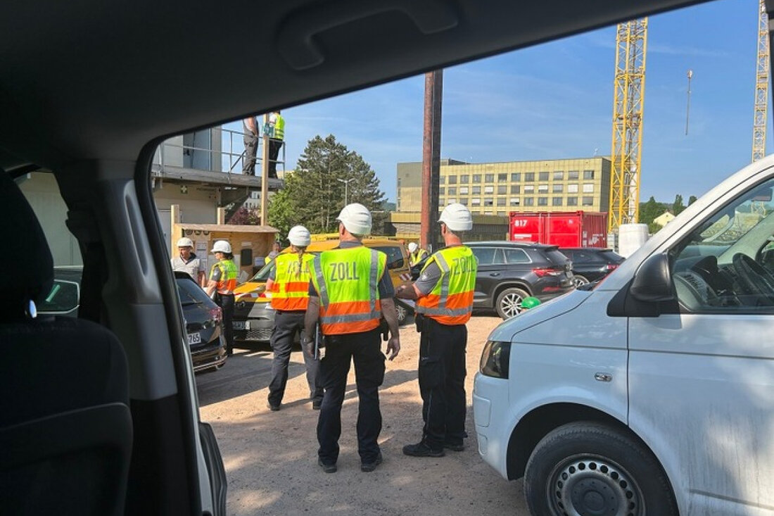 Zollbeamte kontrollieren die Baustelle des Klinikums Bad Hersfeld. 30 Mitarbeiter überprüften 55 Arbeiter wegen Verdachts auf Schwarzarbeit.