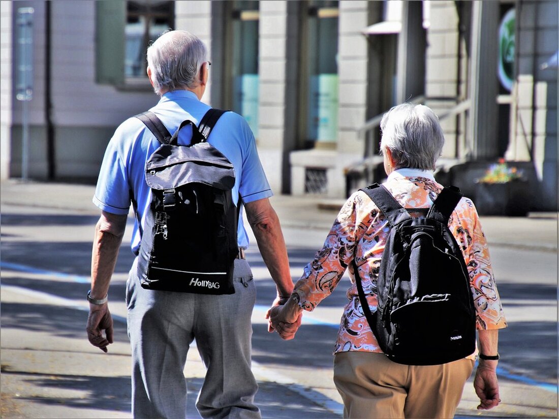 Rentner in Leipzig-Gohlis auf Betrugsmasche hereingefallen Ein 82 Jahre alter Rentner in Leipzig-Gohlis wurde Opfer eines Betrugs. Die Polizei berichtet, dass der Rentner bereits am vergangenen Mittwoch auf dem Weg nach Hause von einem angeblichen Arbeitskollegen angesprochen und betrogen wurde. Die Betrugsmasche Der Rentner war gerade vom Einkaufen zurückgekehrt, als er auf der Straße vor seiner Wohnung von einem Mann angesprochen wurde, der sich als sein ehemaliger Arbeitskollege ausgab. Dieser begleitete den Rentner in dessen Wohnung und präsentierte ihm und seiner Ehefrau Geschenke. Es handelte sich augenscheinlich um hochwertige Lederjacken, eine Armbanduhr und eine Handtasche. Nachdem er das Vertrauen des …