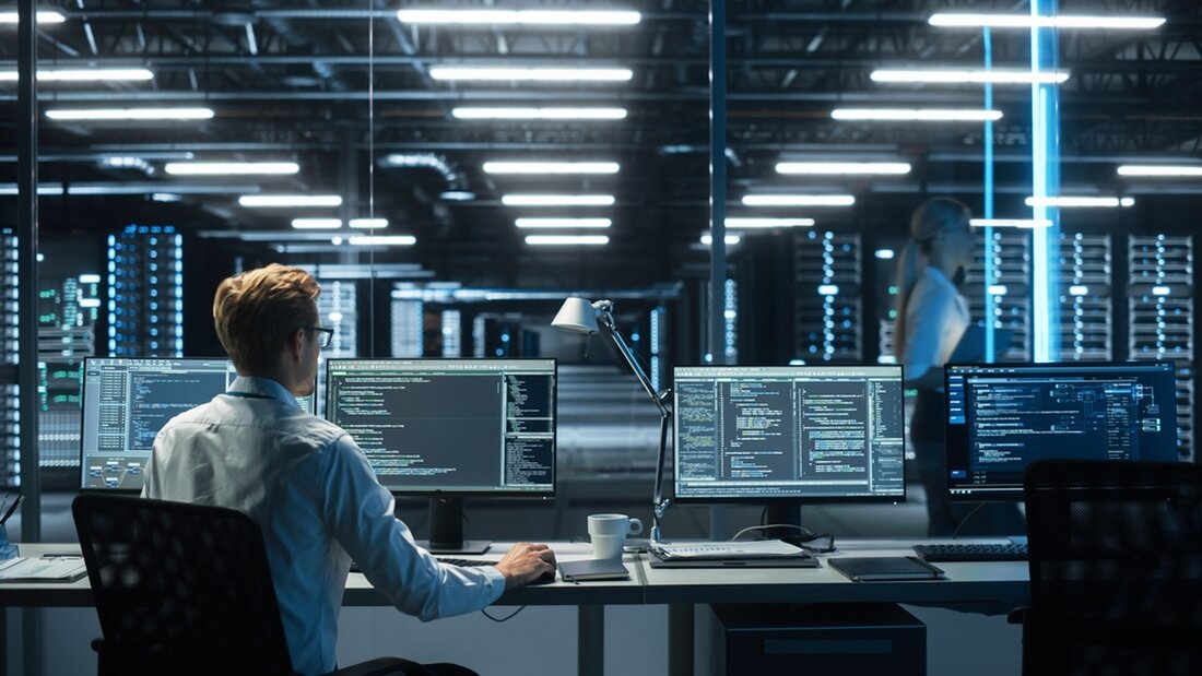 IT-Outsourcing, auch bekannt als Auslagerung von IT-Dienstleistungen, ist zu einem Schlüsselelement der globalen Geschäftsstrategie vieler Unternehmen geworden. Es bietet Flexibilität, Skalierbarkeit sowie das Potenzial für Kosteneinsparungen, insbesondere angesichts einer zunehmend komplexen und dynamischen technologischen Unternehmenslandschaft. Was genau ist IT-Outsourcing? Was sind die Vorteile? Ist es das Richtige für Ihr Unternehmen? Wir laden Sie zum Lesen ein! IT-Outsourcing – was beinhaltet es? IT-Outsourcing umfasst in der Regel eine breite Palette von Dienstleistungen, wie z. B. IT-Infrastrukturmanagement, Softwareentwicklung und -wartung, technische Unterstützung, Daten- und Sicherheitsmanagement und sogar die Auslagerung einiger oder aller IT-bezogenen Geschäftsprozesse. Das Ziel des IT-Outsourcings besteht in der Regel darin, die Effizienz …
