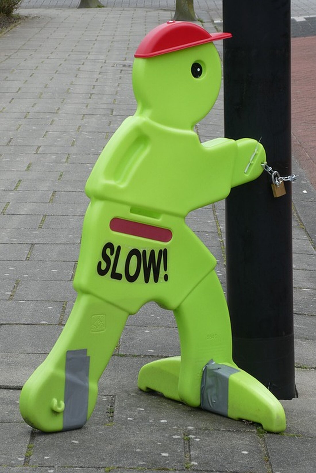 In Leipzig kam es zu einem Einbruch in ein Schulgebäude, einem Verkehrsunfall mit Schwerverletzter und mehreren Fahrzeugdiebstählen.