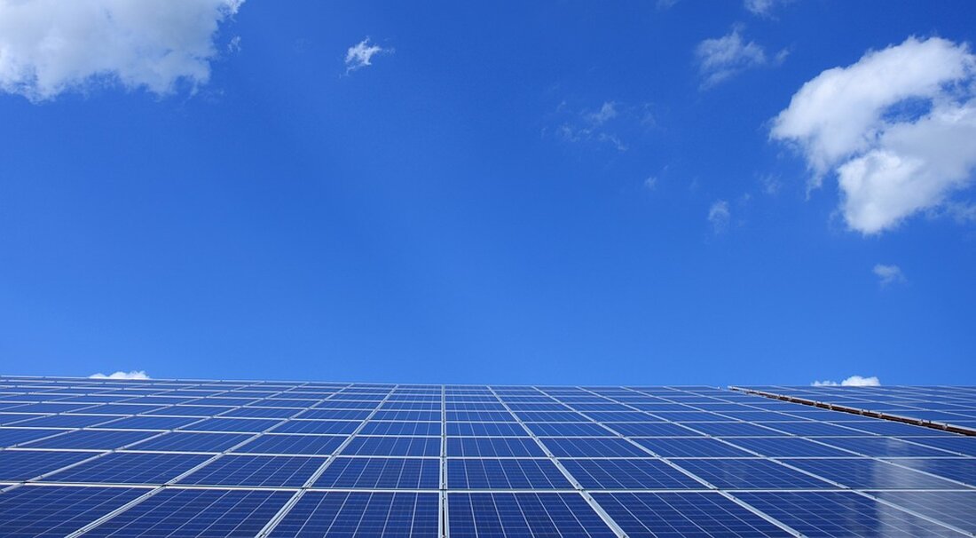 Erfahren Sie in unserem Artikel alles über Mini-Solaranlagen, auch bekannt als Balkonkraftwerke. Wir erklären, wie rentabel sie sind, was man investieren muss und welche Vorteile sie bieten. Außerdem informieren wir über Fördermöglichkeiten und geben Tipps zur Installation.