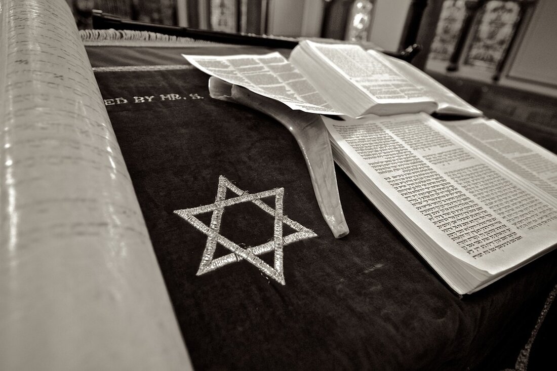 Gemäß einem Bericht von www.welt.de, wurde in Stuttgart erneut eine israelische Fahne von Unbekannten heruntergerissen und beschädigt. Sie befand sich an einem Fahnenmast in der Heilbronner Straße. Dieses Ereignis steht im Zusammenhang mit anderen vergleichbaren Vorfällen, die in Stuttgart und in anderen Teilen Baden-Württembergs inmitten der aktuellen Auseinandersetzungen zwischen Israel und der islamistischen Hamas stattgefunden haben. Lokaler Kontext und Auswirkungen dieser Vorfälle Als Stuttgarterin und Expertin auf diesem Gebiet möchte ich betonen, wie wichtig es ist, solche Vorfälle im Kontext lokaler und internationaler Ereignisse zu sehen. Stuttgart ist eine diverse Stadt mit einer Vielzahl von kulturellen und religiösen Gruppen. Während …