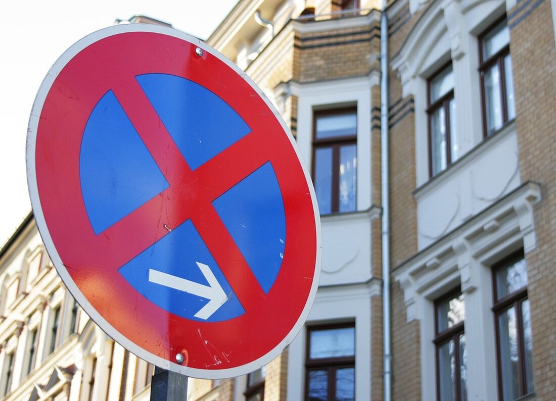 Leipzig: Zigarettenautomat in der Lene-Voigt-Straße gesprengt Am heutigen Donnerstagmorgen gegen 2.40 Uhr wurde in Leipzig in der Lene-Voigt-Straße ein Zigarettenautomat gesprengt. Die Tat ereignete sich mitten in einem Wohngebiet. Ein unbekannter Täter zerstörte den Automaten mit Hilfe eines pyrotechnischen Gegenstandes. Die Wucht der Explosion war so stark, dass Teile des Zigarettenautomaten sogar mehrere Meter entfernt lagen. Der Täter entwendete Bargeld, allerdings ist die genaue Höhe des Diebstahls noch unbekannt. Es ist außerdem unklar, ob der Tatverdächtige auch Zigarettenschachteln gestohlen hat. Die Kriminalpolizei Leipzig sicherte am Tatort Spuren und hat Ermittlungen wegen des Herbeiführens einer Sprengstoffexplosion aufgenommen. Aktuell sind die Stehlschadens- …