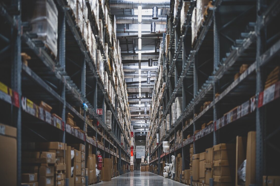 Angesichts der zunehmenden Bedeutung des elektronischen Handels ist es heute unerlässlich, Wege zur Rationalisierung der Abläufe und zur Steigerung der Kundenzufriedenheit zu finden. Einer der wichtigsten Erfolgsfaktoren ist die Automatisierung der Kommissionierung, die den Prozess der Auftragsabwicklung erheblich vereinfachen und beschleunigen kann. Durch den Einsatz von ERP-Systemen (Enterprise Resource Planning Systems) kann die Kommissionierung effizient automatisiert werden. Diese Systeme integrieren verschiedene Aspekte des Geschäftsbetriebs, einschließlich Lager-, Auftrags- und Liefermanagement. Mit ihrer Hilfe kann der gesamte Kommissionierprozess von einer zentralen Stelle aus überwacht und verwaltet werden. Bei der Implementierung der Kommissionierautomatisierung ist es wichtig, sich auf einige Schlüsselthemen zu konzentrieren. Zum einen …