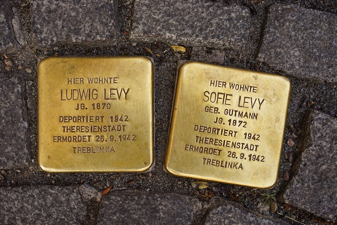 Geburt und Werdegang des Gunter Böhnke Gunter Böhnke wurde in Dresden als Sohn eines Ostpreußen und einer Dresdnerin geboren. Obwohl seine Eltern wollten, dass er Hochdeutsch spricht, gewöhnte er sich im Laufe der Zeit den sächsischen Dialekt an. Dies war vor allem darauf zurückzuführen, dass er in der Schule dazugehören wollte. Gunter Böhnke beherrschte aber auch die Hochdeutsche Sprache. Er ist nicht nur als Kabarettist bekannt, sondern hat sich auch als Übersetzer einen Namen gemacht. Zusätzlich zu seiner Tätigkeit auf der Bühne hat er auch Bücher geschrieben. Ursprünglich hatte er ein Schauspielstudium geplant, entschied sich dann jedoch für ein Lehrerstudium …