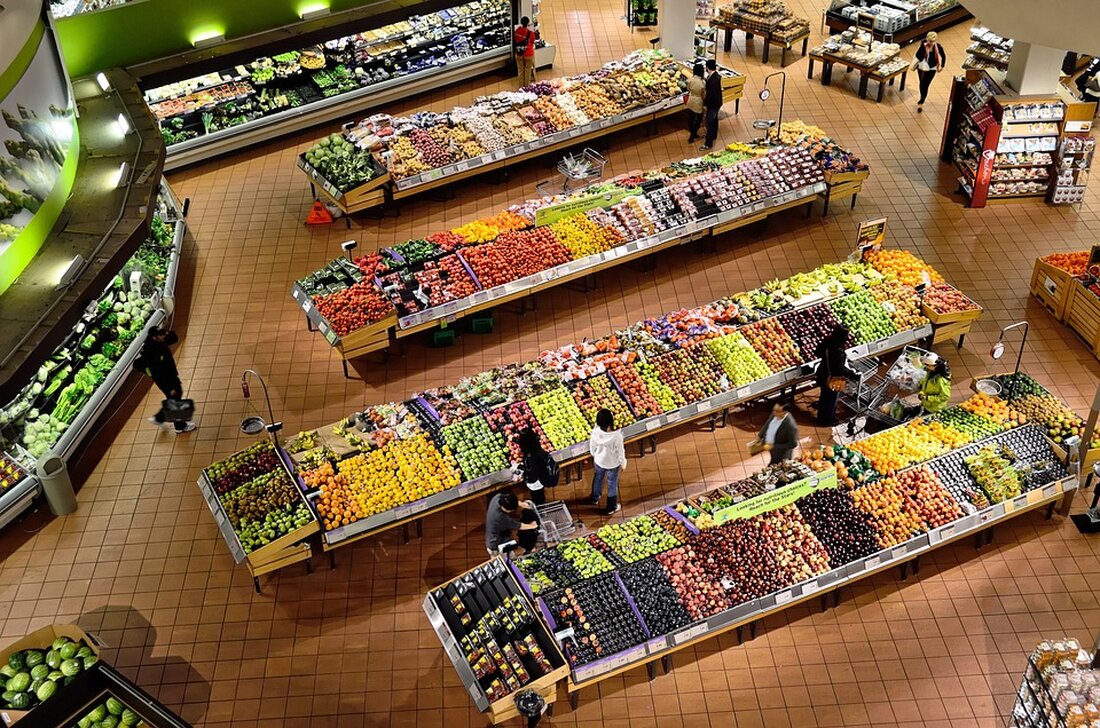 Millionen-Schaden durch Vandalismus in neuem Leipziger Supermarkt Ein neu gebautes Gebäude in Leipzig-Connewitz ist durch Vandalismus schwer beschädigt worden. Unbekannte Täter haben die Wasserhähne aufgedreht und die Abflüsse verstopft. Der Schaden beläuft sich nach ersten Schätzungen der Polizei Leipzig in die Millionen. Die genaue Höhe des Schadens wird derzeit von Gutachtern vor Ort untersucht. Die Tat ereignete sich am Sonntagvormittag gegen 10.30 Uhr im Stadtteil Connewitz. Betroffen ist ein gerade erst fertiggestellter Supermarkt in der Bornaischen Straße 22, der kurz vor der geplanten Eröffnung stand. Laut einem Google-Eintrag sollte die Nettofiliale in nur noch acht Tagen wiedereröffnet werden. Der Millionenschaden …