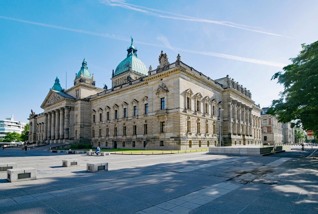 Dass die AfD eine Partei des polternden Populismus ist, hat sie schon mehrfach bewiesen. Dass sie auch nicht lernfähig ist oder sein will, wurde am 20. September in der Ratsversammlung einmal mehr deutlich, als die Beantwortung einer AfD-Anfrage auf der Tagesordnung stand. Thema: die Aufarbeitung der Corona-Maßnahmen in der Stadt Leipzig. Eigentlich ein sinnvolles Ersuchen. Aber die AfD-Fraktion spickte schon die Anfrage mit Unterstellungen und Verdächtigungen. Das klang dann so: „Seit Mitte März 2020 waren im Freistaat Sachsen Maßnahmen verhängt worden, die die Verbreitung des Coronavirus SARS-CoV-2 verhindern sollten. Verbunden damit waren bisher in der BRD nie gekannte Einschränkungen von …