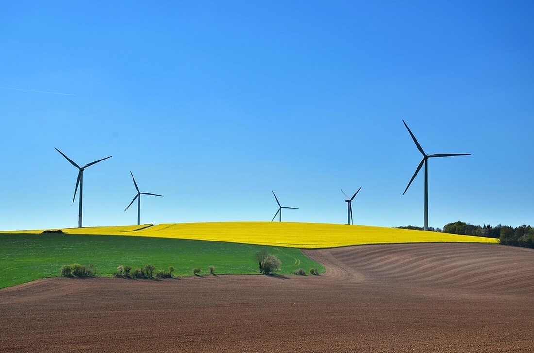 Erfahren Sie in unserem Artikel, wie die Investitionen in Produktionskapazitäten für nachhaltige Flugkraftstoffe vorangetrieben werden können. Die Arbeitsgruppe SAF-Hochlauf des Arbeitskreises klimaneutrale Luftfahrt (AKkL) hat ein Zehn-Punkte-Maßnahmenpapier erarbeitet, das aufzeigt, wie die EU-Zwei-Prozent-Beimischungsvorgabe für Sustainable Aviation Fuels (SAF) erreicht werden kann. Lesen Sie mehr über die vorgeschlagenen Maßnahmen und die Herausforderungen, die es zu bewältigen gilt. Erfahren Sie auch, wie die Initiative aireg und der Wirtschaftsverband en2x dazu beitragen, erneuerbare Energien im Luftverkehr zu fördern. Besuchen Sie uns auf der Internationalen Luftfahrtausstellung (ILA) in Berlin, um sich über innovative SAF-Aktivitäten zu informieren.