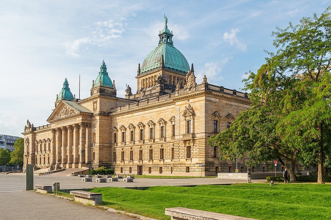 Zu wenige Wohnungen in Leipzig: Ursachen und Lösungsansätze Es herrscht landesweit eine Knappheit an Wohnraum, und auch Leipzig bleibt davon nicht verschont. Die Fraktion Bündnis 90/Die Grünen vermutet, dass dies an der mangelnden Koordination der Stadt liegen könnte. Um dem entgegenzuwirken, wurde der Vorschlag einer Wohnungsbaukoordinatorin bzw. eines Wohnungsbaukoordinators gemacht. Das Amt für Wohnungsbau und Stadterneuerung sieht dies als eine mögliche Lösung an, obwohl die Stadt bereits deutlich mehr Wohnungen genehmigt hat, als tatsächlich gebaut wurden. Eine der Hauptursachen für den Mangel an Wohnungen ist der Anstieg der Bauzinsen und -kosten. Dies führt dazu, dass weniger Sanierungs- und Neubauprojekte geplant …