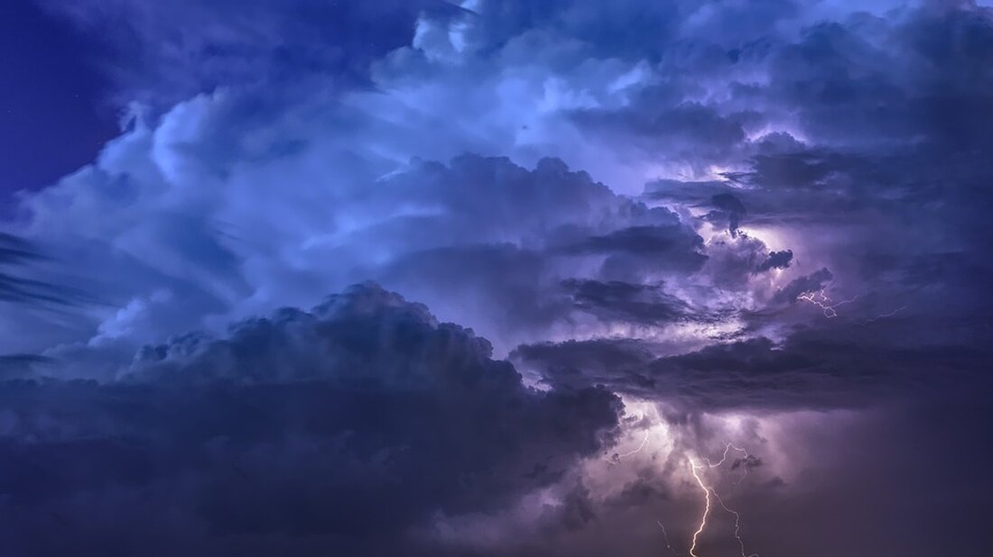 Gewitter kommen auf Leipzig zu Das Wetter schlägt um: Für Dienstag warnt der Deutsche Wetterdienst für Leipzig vor heftigen Böen in der Messestadt. Auch Gewitter werden am Abend erwartet. Leipzig erwartet am Dienstag Regen und mögliche Unwetter. Der Deutsche Wetterdienst (DWD) warnte vor starkem Gewitter, das unter anderem auf die Stadt sowie die Landkreise Leipzig und Nordsachsen zukommt. Bis etwa 19 Uhr könnten vereinzelt Bäume entwurzelt und Dächer beschädigt werden, hieß es in einer Mitteilung. Menschen sollten deswegen auf herabstürzende Äste, Dachziegel oder Gegenstände achten. Zudem seien während eines Platzregens kurzzeitig Verkehrsbehinderungen möglich. Auch Windböen mit einer Geschwindigkeit von bis …