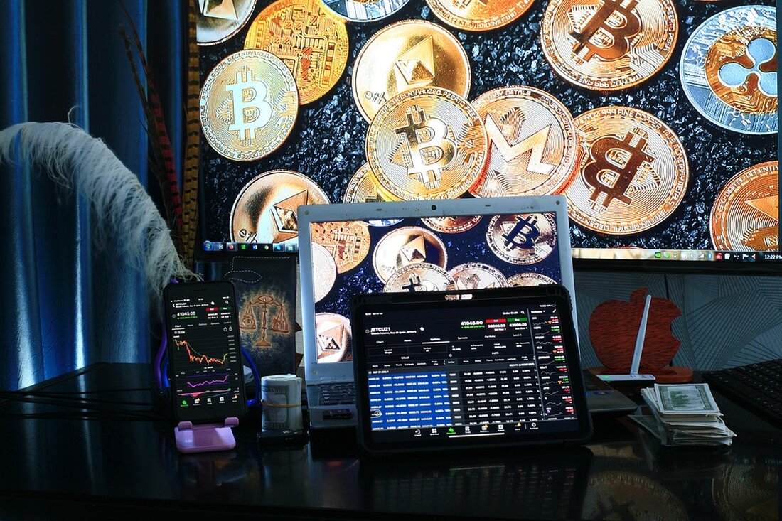 Der Altcoin-Markt zeigt gemischte Trends: ADA kehrt zurück in die Top 10, AAVE überwindet Widerstände, während Bitcoin bei 64.000 USD kämpft.