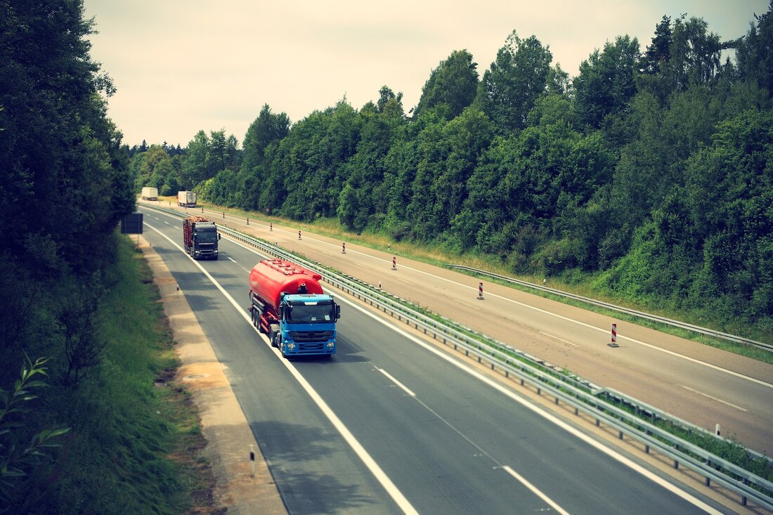 Die zunehmende Nutzung von Technologie im Alltag hat zu einer Reihe von Innovationen geführt, die das Leben der Menschen erleichtern. Eine dieser Innovationen ist die Einführung der elektronischen Autobahnmaut und der elektronischen Vignette in Europa. In diesem Artikel werden wir die Vorteile dieser Systeme untersuchen und aufzeigen, wie sie den Verkehr auf Europas Autobahnen verändern. Insbesondere werden wir uns auf das polnische Mautsystem konzentrieren, das keine Vignetten verwendet, sondern eine innovative App namens AutoPay zur Zahlung der Mautgebühren einsetzt. Vorteile der elektronischen Autobahnmaut Effizienzsteigerung: Die elektronische Mauterhebung ermöglicht eine schnellere und effizientere Erfassung von Mautgebühren. Fahrer müssen nicht mehr anhalten, …
