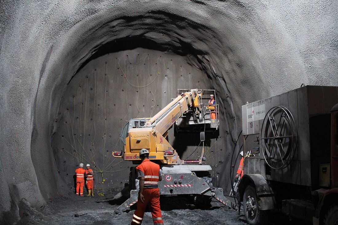 Der Schornstein in Leipzig-Connewitz steht vor der Sprengung Am kommenden Sonntag, den 10. September, wird ein beeindruckendes Ingenieurswerk in Leipzig-Connewitz Geschichte sein. Es handelt sich um einen gigantischen Schornstein, der stolze 170 Meter in den Himmel ragt. Sprengungen dieser Art gehen in der Regel problemlos vonstatten und ziehen oft viele Schaulustige an. Doch es gibt auch Fälle, in denen solche Vorhaben dramatisch scheitern. Ein besonders eindrückliches Beispiel dafür geschah im Jahr 1995 in Leipzig-Plagwitz. Eine Sprengung wird zur Katastrophe Es war der 24. Februar 1995 in der Limburgerstraße in Leipzig-Plagwitz. Eine Menschenmenge hatte sich versammelt, um die Sprengung eines alten …