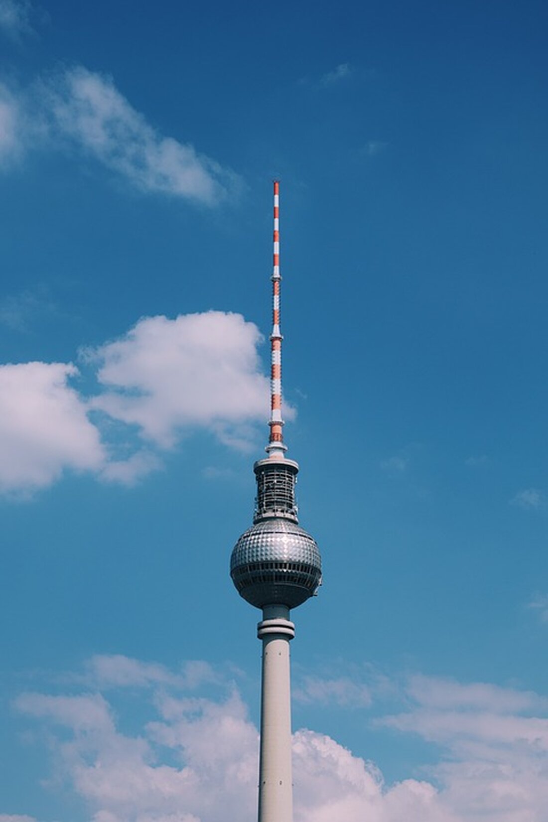 Entdecken Sie die beeindruckende Geschichte des Berliner Fernsehturms, der vor 55 Jahren eröffnet wurde. Erfahren Sie, wie dieses ikonische Wahrzeichen Berlins zur bedeutendsten Funkstation Deutschlands wurde und welche besonderen Feierlichkeiten zum Jubiläum, einschließlich einer spektakulären Lichtinszenierung, stattfinden. Ein Muss für Touristen und Berliner!