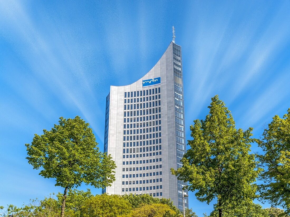 Am 20. September gab es eine Anfrage der SPD-Fraktion zur Zukunft des Lastenrad-Verleihsystems in Leipzig. Im Jahr 2022 startete das Pilotprojekt TINK, das das erste Lastenrad-Verleihsystem in der Stadt war. Es wurde beschlossen, dass das Verleihsystem weitergeführt werden soll und die Stadt plant, es mit eigenen Mitteln deutlich auszubauen. Dabei handelt es sich um ein Wirtschafts-Förderprojekt. Der SPD-Stadtrat Christopher Zenker erhielt am 20. September einige Antworten auf seine Fragen. Der Baubürgermeister Thomas Dienberg verwies ihn jedoch an Clemens Schülke, seinen Amtskollegen im Wirtschaftsdezernat, da dieser für die Verwaltungsantwort zuständig war. Da Schülke an diesem Tag nicht verfügbar war, mussten die …