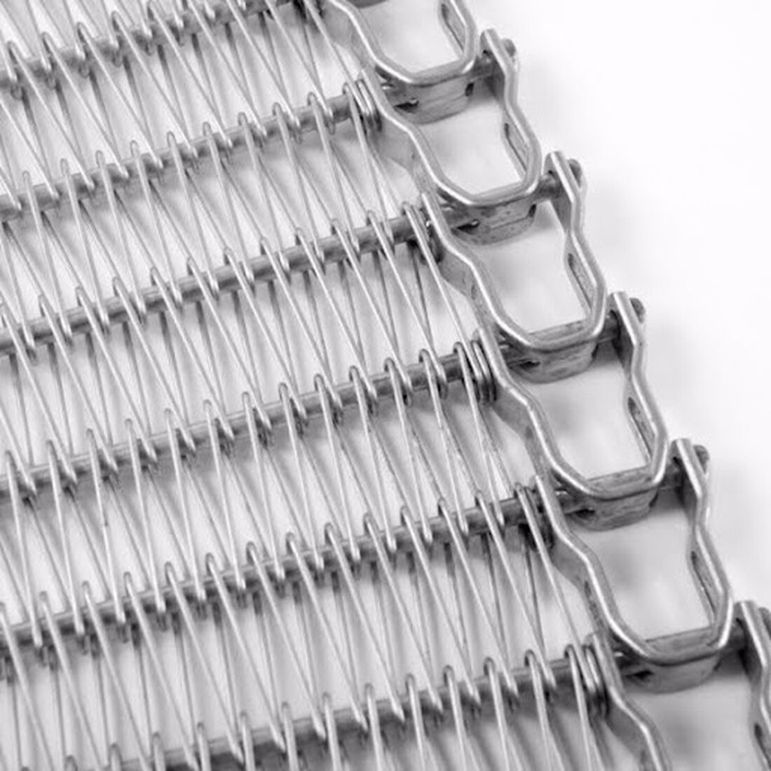 In der dynamischen Welt der industriellen Automatisierung spielen Geschwindigkeit und Effizienz eine entscheidende Rolle. Ob in der Schwerindustrie, in Recyclingbetrieben oder im Bergbau – zuverlässige und leistungsstarke Förderlösungen sind unverzichtbar. Metallförderbänder sind der Schlüssel für den sicheren und reibungslosen Transport schwerer und scharfkantiger Materialien. Hast du schon darüber nachgedacht, welche Vorteile Metallförderbänder für deine Produktionslinie bieten könnten? Was sind Metallförderbänder? Metallförderbänder sind Förderbänder, die vollständig oder teilweise aus Metall bestehen. Sie unterscheiden sich von herkömmlichen Gummi- oder Kunststoffbändern durch ihre außergewöhnliche Festigkeit und Langlebigkeit. Dank ihrer robusten Konstruktion eignen sie sich hervorragend für den Transport von schweren, scharfen oder aggressiven …