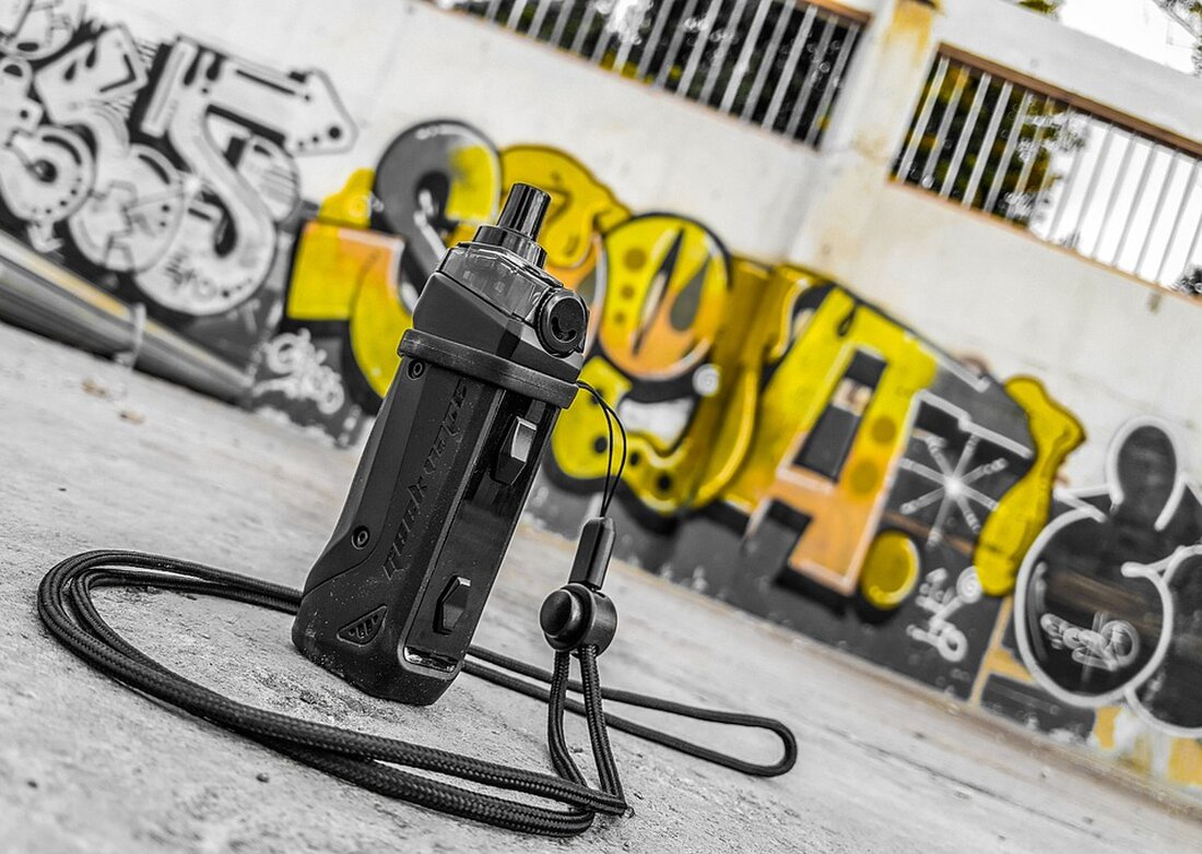Die World Vapers' Alliance kritisiert die Empfehlung der EU-Kommission, das Dampfen in rauchfreien Bereichen zu verbieten. Der Artikel beleuchtet die gesundheitlichen Risiken des Passivdampfs, warnt vor einem Rückschritt in der Gesundheitspolitik und fordert eine wissenschaftlich fundierte Politik zur Förderung von weniger schädlichen Alternativen zum Rauchen. Erfahren Sie mehr über die Auswirkungen dieser Regulierung auf Dampfer in Deutschland.