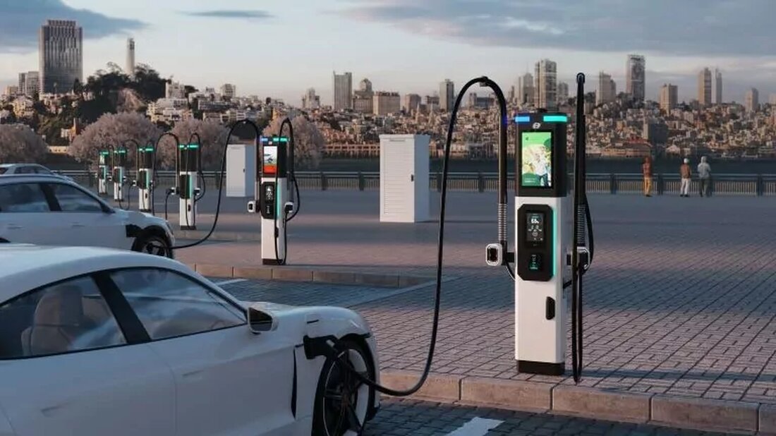 Mit dem fortschreitenden Bewusstsein für den Klimawandel und die Notwendigkeit erneuerbarer Energien stehen Elektrofahrzeuge (EVs) zunehmend im Mittelpunkt. Ihre Popularität hat in den letzten Jahren rasant zugenommen. Dabei spielt die Infrastruktur eine entscheidende Rolle, insbesondere die mobilen Ladestationen. Hierbei handelt es sich um flexible Lösungen, die es ermöglichen, jederzeit und überall das Fahrzeug zu laden. Doch wie sieht es mit den Vorteilen und Nachteilen dieser neuen Technologie aus? In diesem Artikel werfen wir einen detaillierten Blick darauf. Die Installation von mobile Ladestation-Systemen an verschiedenen Orten und ihre wachsenden Netzwerke haben breite Diskussionen ausgelöst. Während einige die Umweltvorteile preisen, sehen andere …