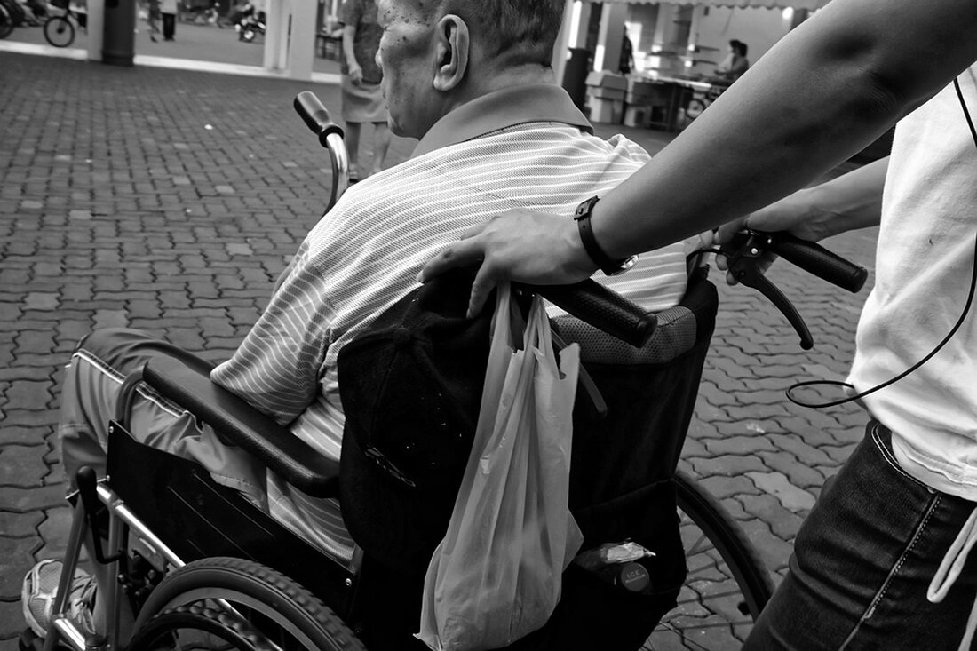 Eine 90-Jährige wurde in Schrobenhausen Opfer eines Diebstahls. Polizei sucht Zeugen, Täter nutzte Gutmütigkeit schamlos aus.