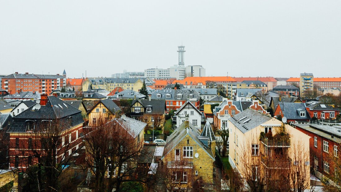 Wie hoch sind die Lebenshaltungskosten in Dänemark – diesem außergewöhnlich malerischen Land? Informieren Sie sich! Beim Überschreiten der dänischen Grenze sollten deutsche Staatsbürger eines der folgenden Dokumente mit sich haben: Personalausweis Reisepass vorläufiger Reisepass Es ist wichtig zu beachten, dass der legale Aufenthalt in Dänemark für Arbeitssuchende 6 Monate beträgt. Zu touristischen Zwecken dürfen Sie sich jedoch höchstens 3 Monate lang im Land aufhalten. Nach Ablauf dieser Frist müssen Sie Ihren Aufenthalt unverzüglich bei der nächstgelegenen Vertretung des ICS (International Citizen Service) oder SIRI (Danish Agency for International Recruitment and Integration) anmelden. Ausführliche Informationen darüber, wie Sie eine Verlängerung Ihres …