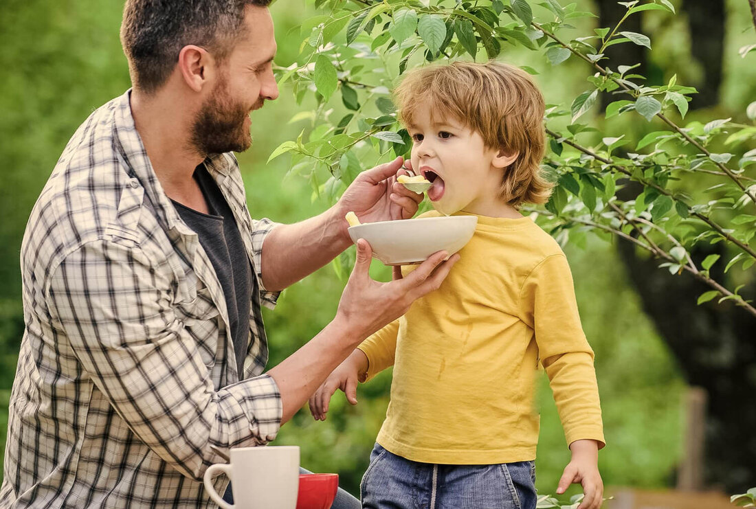 Das Kochen und Zubereiten von Mahlzeiten für kleine Kinder ist oft eine echte Qual. Auf der einen Seite muss man sich überlegen, welche Produkte und Gerichte ab welchem Alter empfehlenswert und geeignet sind, auf der anderen Seite muss man mit Getue und Mäkeln am Tisch rechnen, mit Essen zu werfen und oft auch einen vollen Teller zurückgeben. Heute haben wir ein paar Tips für euch, wie das Kochen für die Kinder ein wenig einfacher und angenehmer machen können. Das ist die beste Zeit, neue Geschmacksrichtungen zu entdecken Nur durch das Ausprobieren neuer Dinge kann ein Kind neue Geschmäcker lernen, seinen …