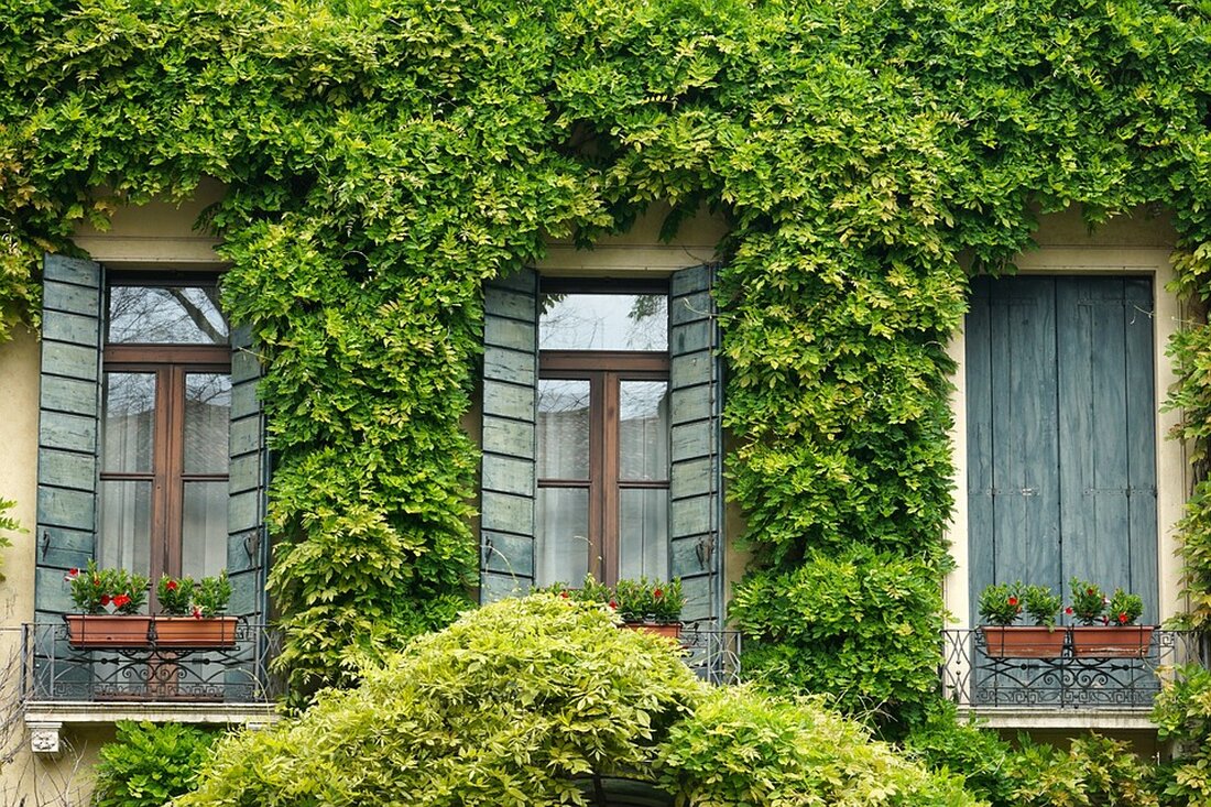 "Erfahren Sie, welche baurechtlichen Anforderungen, organisatorischen Hürden und finanziellen Aspekte beim nachträglichen Anbau eines Balkons zu beachten sind. Mit Tipps vom Experten der deinBalkon.de GmbH. Jetzt mehr erfahren!"